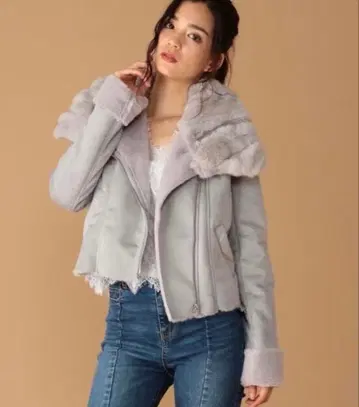 라이트 그레이 퍼 달린 숏 자켓