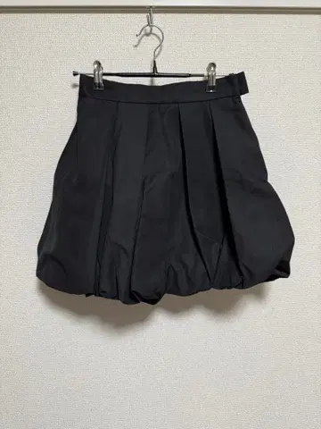 rienda 블랙 플리츠 스커트 벌룬 실루엣