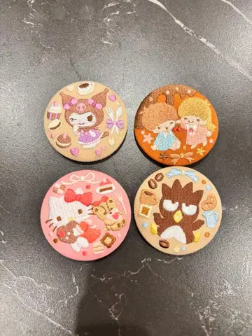 산리오 자수 캔 배지 세트