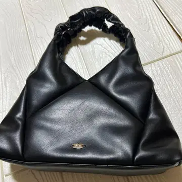 치코 chiko 블랙 합성 피혁 숄더백 핸드백