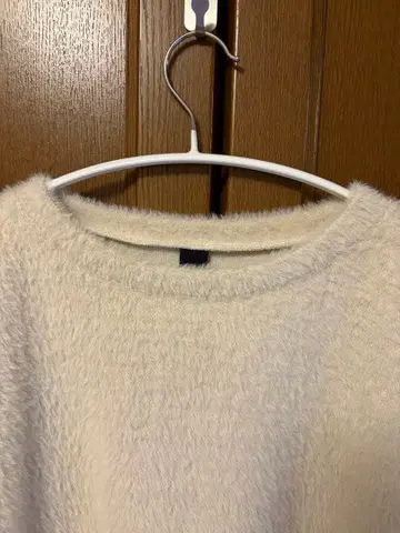 화이트 보아 긴팔 스웨터