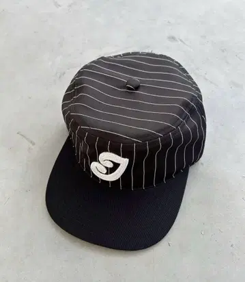 2idiots.label 스트라이프 캡 J 로고 비쥬 부착