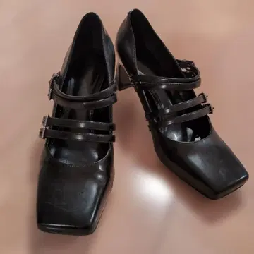 스트랩 포함 블랙 하이힐