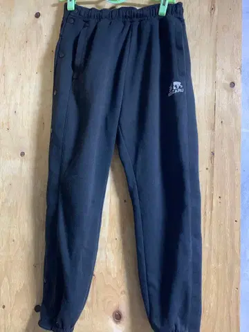 블랙 조거 팬츠 버튼 포함