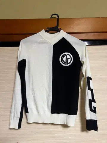 화이트/블랙 V넥 스웨터 사이즈 2