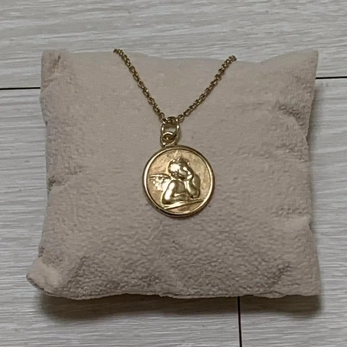 Angel coin necklace #펜던트목걸이,#목걸이,#금목걸이 on Bunjang Global Site.