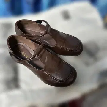 emiwalk 브라운 가죽 스트랩 슈즈