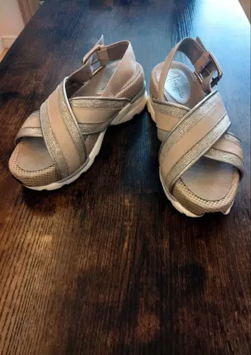 긴자 카네마츠 크로스 스트랩 샌들 베이지