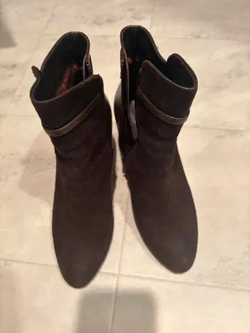 다이애나 다크 브라운 앵클부츠 중간 굽