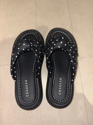 CHAALAKAN 흑백 도트 슬라이드 샌들