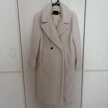 베이스먼트 온라인 롱 보아 코트 화이트