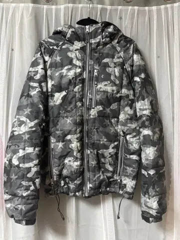 카모 패턴 후드 부착 다운 자켓