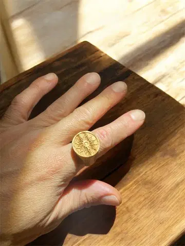 Yuj- 치유수- 태양 무늬 레드 오크 반지