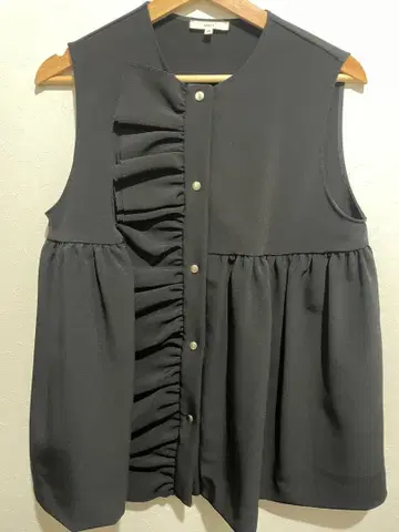 [새상품급] yori 프릴 베스트 블랙 36