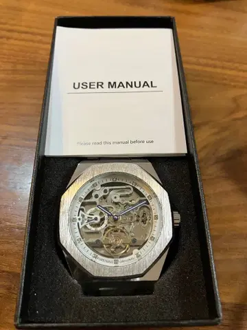 새상품 스켈레톤 실버 손목시계