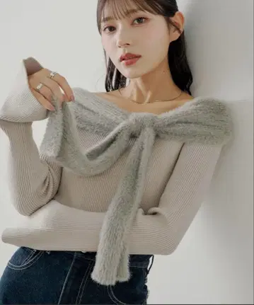 Chico 샤기 리본 오프숄더 니트: 그레이