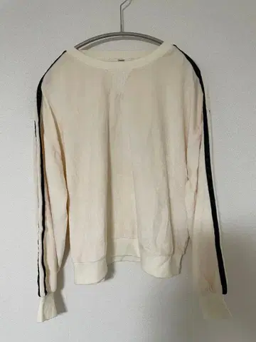 아이보리 V넥 트레이닝복 사이드 스트라이프