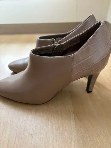 베이지 가죽 앵클 부티