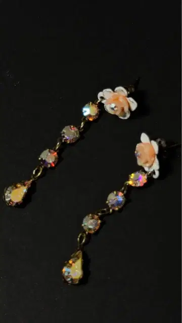 미하엘 네그린 꽃 모티브 크리스탈 드롭 귀걸이