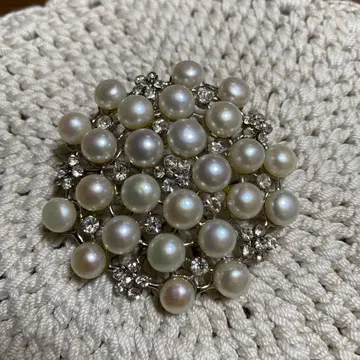 펄과 꽃 무늬 브로치