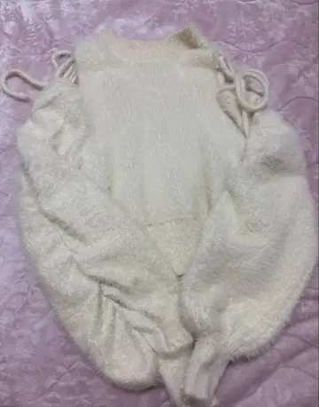 NICE CLAUP 오프숄더 샤기 니트 화이트