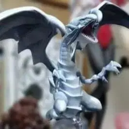 푸른 눈의 백룡 피규어