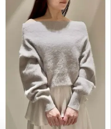 오프숄더 라이트 그레이 스웨터