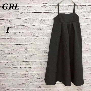 그레일 [ F ] 엠보싱 꽃무늬 플레어 오버롤 스커트 블랙