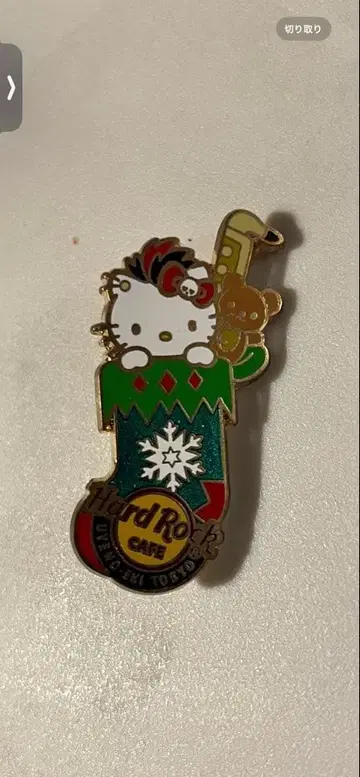 헬로키티 홀리데이 부츠 핀 배지