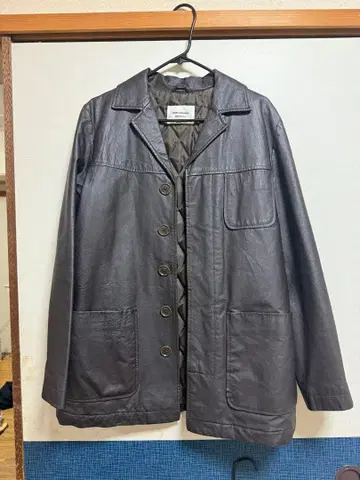 다크 브라운 가죽 버튼 자켓