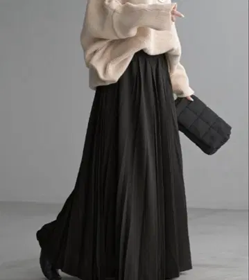 HUG.U 톨 플리츠 스커트 블랙