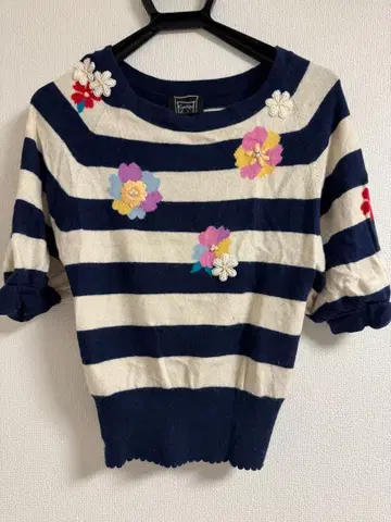 꽃 자수 네이비 아이보리 스트라이프 니트