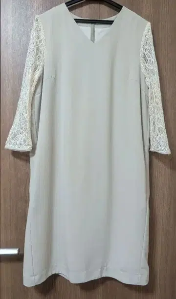 베이지 레이스 슬리브 원피스. 아기 첫 나들이나 포멀한 자리에!