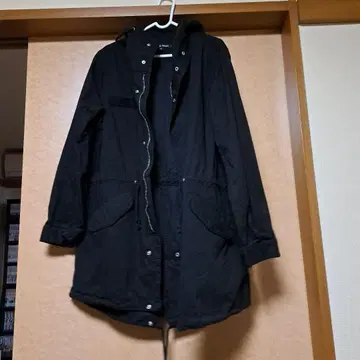 블랙 후드 부착 모즈 코트