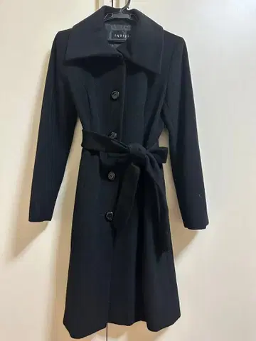 INDIVI 블랙 벨트 롱 코트