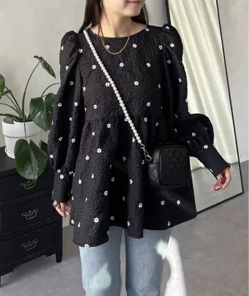 플라워 자수 퍼프 슬리브 페플럼 블라우스