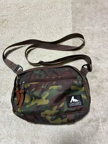 그레고리 숄더 파우치