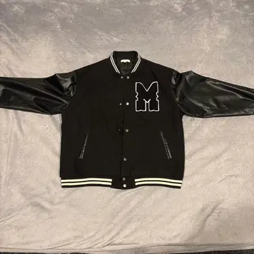 Rocky Monroe 블랙 컬러 바시티 자켓