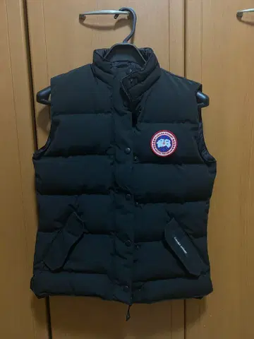CANADA GOOSE 블랙 다운 베스트