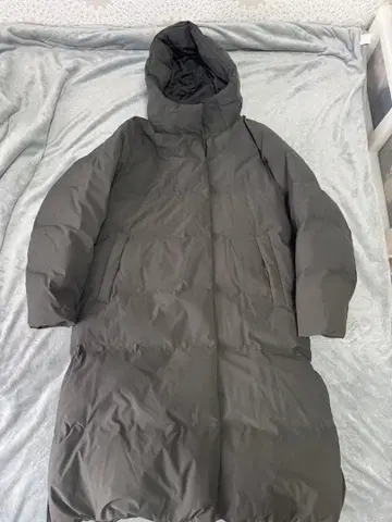 다크 그레이 후드 부착 롱 다운 자켓