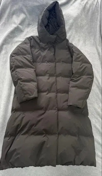 다크 그레이 후드 부착 롱 다운 자켓