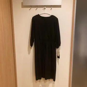 시스티느 블랙 무릎 기장 원피스 긴팔