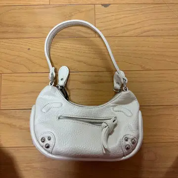 화이트 가죽 숄더백