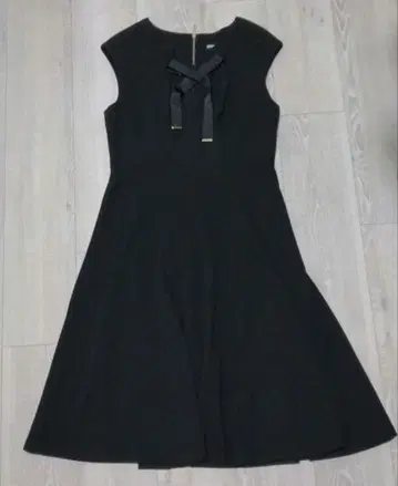 칼 라거펠트 원피스 블랙