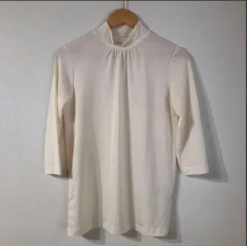 00년대 빈티지 Do CLASSE 화이트 상의 모드