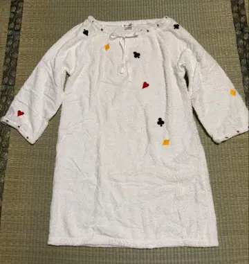 화이트 타월 원단 목욕 가운