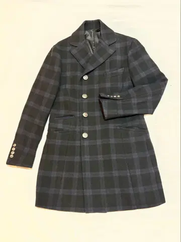 그레이 계열 체크 무늬 더블 브레스트 체스터 코트