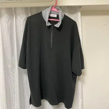 하프 지퍼 반팔 상의 블랙 그레이