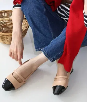 핀 피니쉬 토캡 스트랩 플랫슈즈