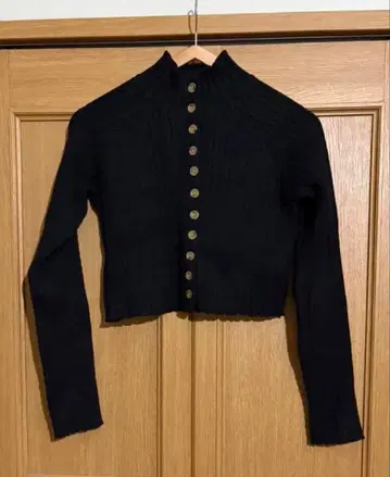 Ameri VINTAGE 블랙 케이블 짜임 크롭 스웨터